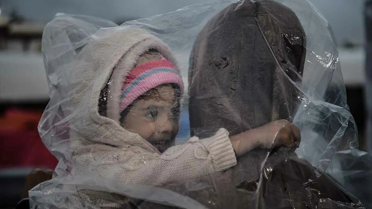 Bir yandan İsrail bir yandan kış... Göç eden Gazzeliler, şimdi de soğuk havayla mücadele ediyor