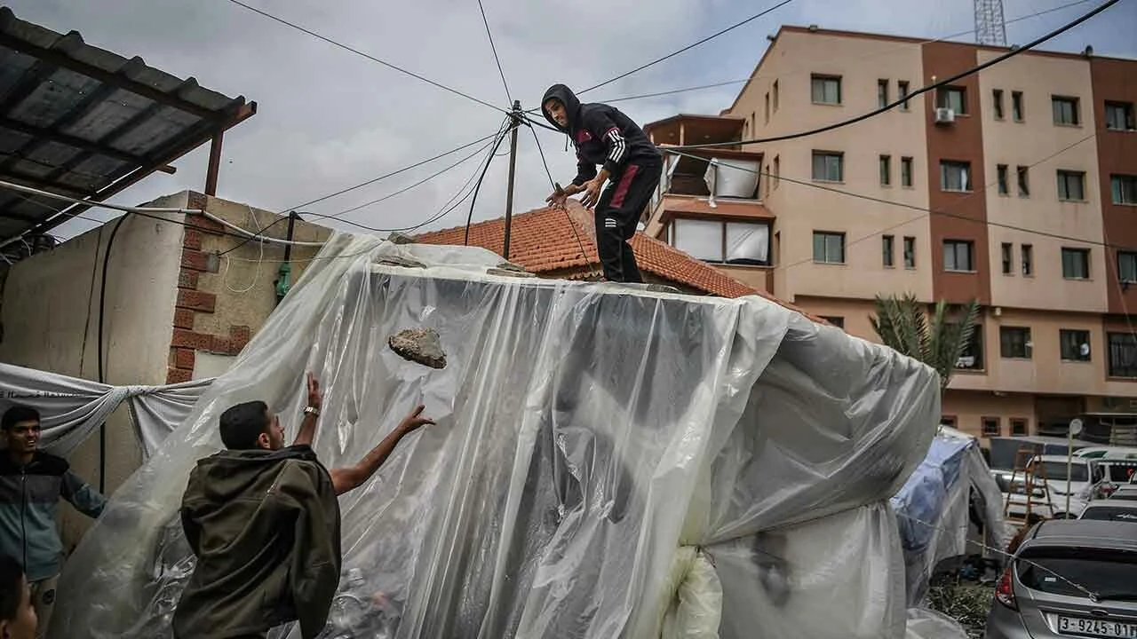 Bir yandan İsrail bir yandan kış... Göç eden Gazzeliler, şimdi de soğuk havayla mücadele ediyor