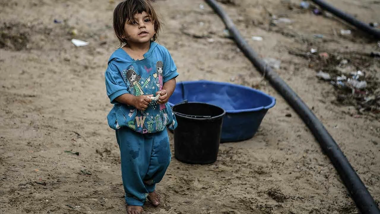 Bir yandan İsrail bir yandan kış... Göç eden Gazzeliler, şimdi de soğuk havayla mücadele ediyor