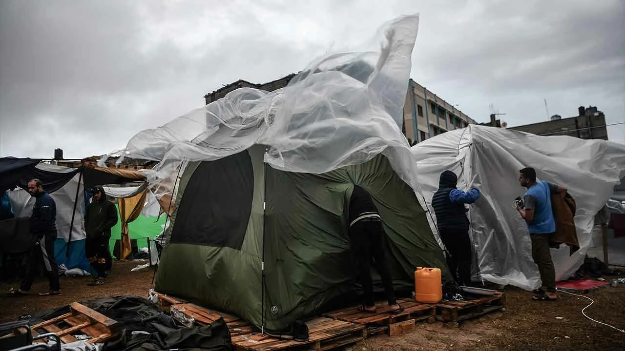 Bir yandan İsrail bir yandan kış... Göç eden Gazzeliler, şimdi de soğuk havayla mücadele ediyor