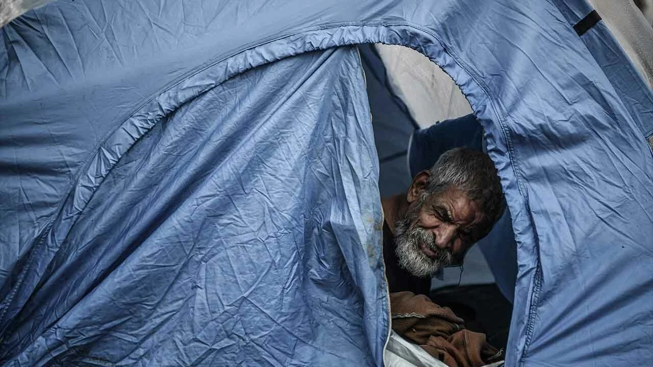 Bir yandan İsrail bir yandan kış... Göç eden Gazzeliler, şimdi de soğuk havayla mücadele ediyor