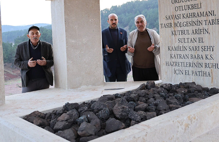 Esrarengiz türbenin olduğu bölgede petrol heyecanı: Zeminden fışkırdı, köylüler çağrı yaptı