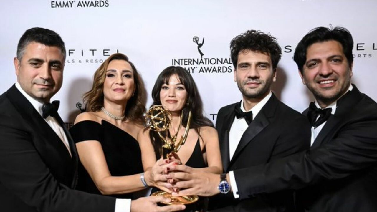 Yargı dizisine Emmy Ödülü verildi, başrol oyuncusu Kaan Urgancıoğlu saçı başı dağınık katıldı