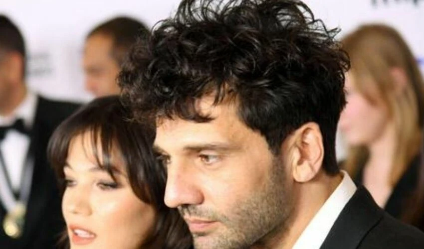 Yargı dizisine Emmy Ödülü verildi, başrol oyuncusu Kaan Urgancıoğlu saçı başı dağınık katıldı