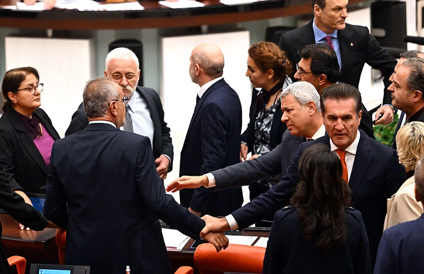 HEDEP'liler Meclis Genel Kurulu'nda gerginliğe neden oldu.