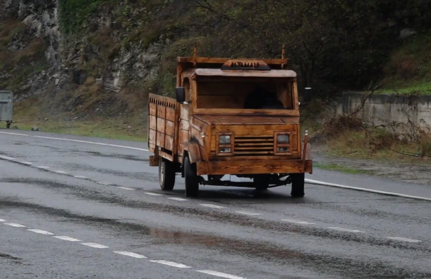 Trabzon'da bir usta ahşaptan kamyonet yaptı.