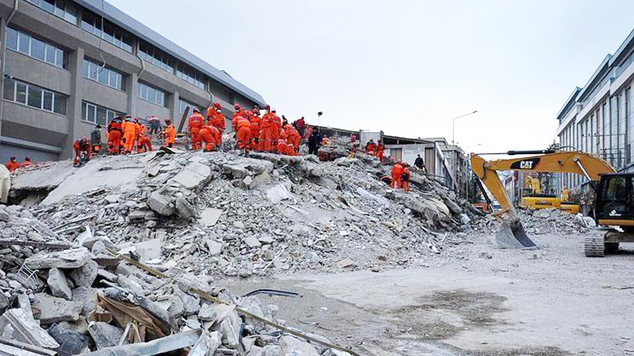 Van depreminde, Bayram Otel'de 24 kişi hayatını kaybetti.