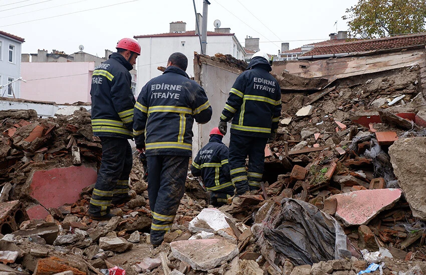 Metruk bina çöktü, 2 kişi enkaz altında kaldı
