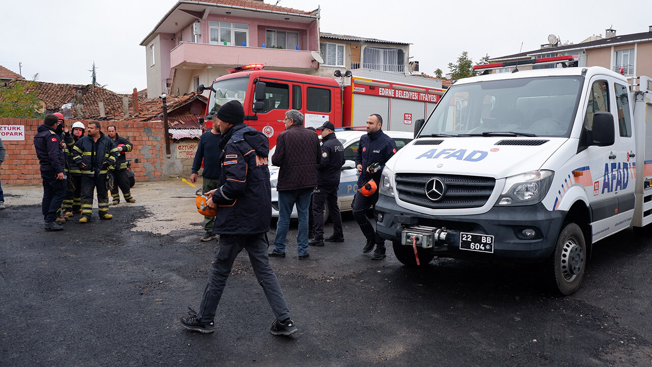 Metruk bina çöktü, 2 kişi enkaz altında kaldı