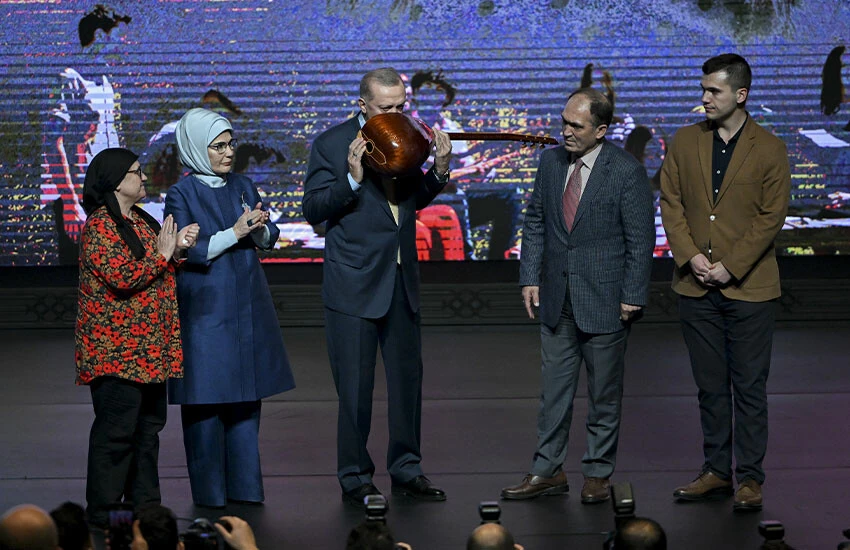 Cumhurbaşkanı Erdoğan'ı duygulandıran hediye! 'Aybüke' filminin galasında gözyaşlarını tutamadı