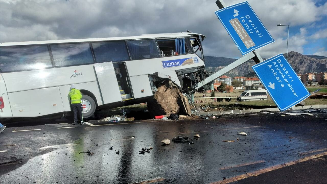 Denizli&#039;de faciaya kıl payı! Turist otobüsü kaza yaptı: 30 yaralı