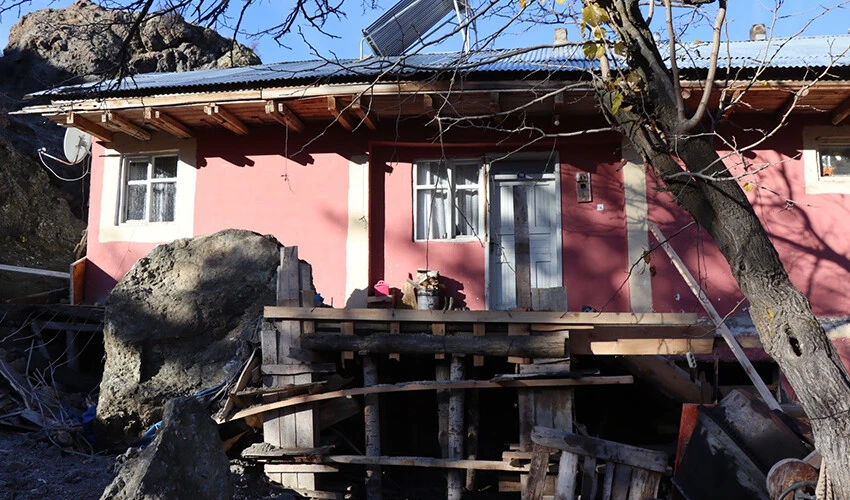 Erzurum'da faciadan dönüldü: Dağdan kopan dev kaya parçası eve çarptı