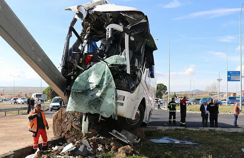 Denizli'de faciaya kıl payı! Turist otobüsü kaza yaptı: 30 yaralı