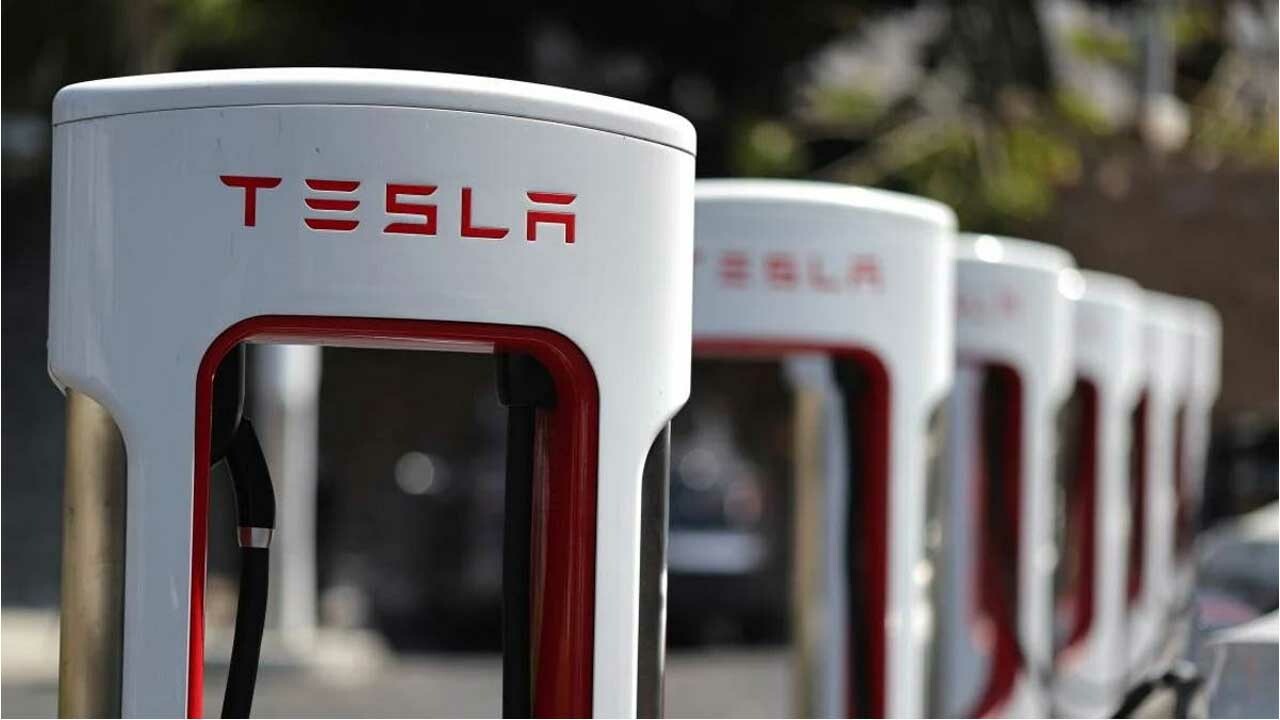 Tesla&#039;dan otomobil sahiplerine katı kural: Dakika başına para alınacak