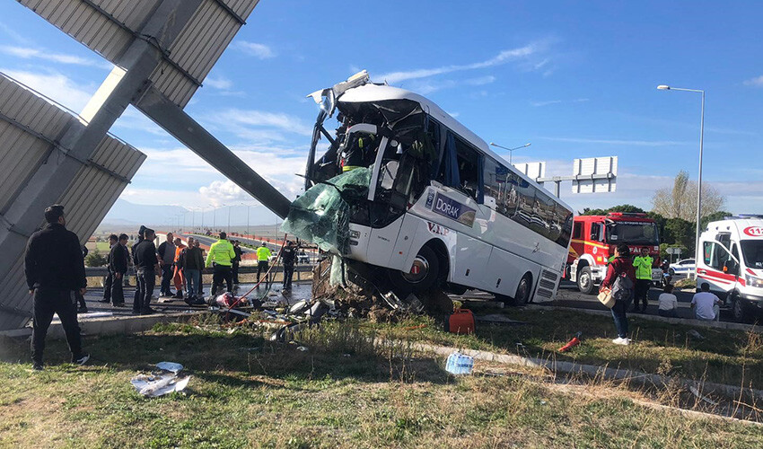 Turistleri taşıyan otobüs devrildi: Çok sayıda yaralı var