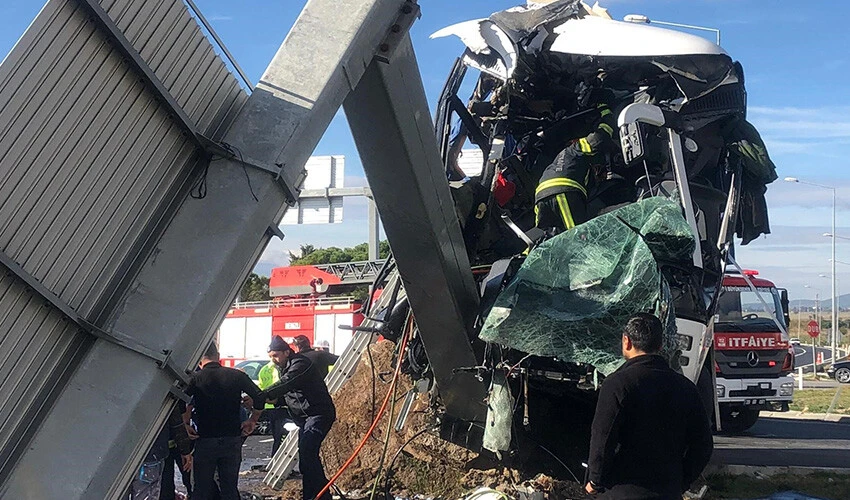 Turistleri taşıyan otobüs devrildi: Çok sayıda yaralı var