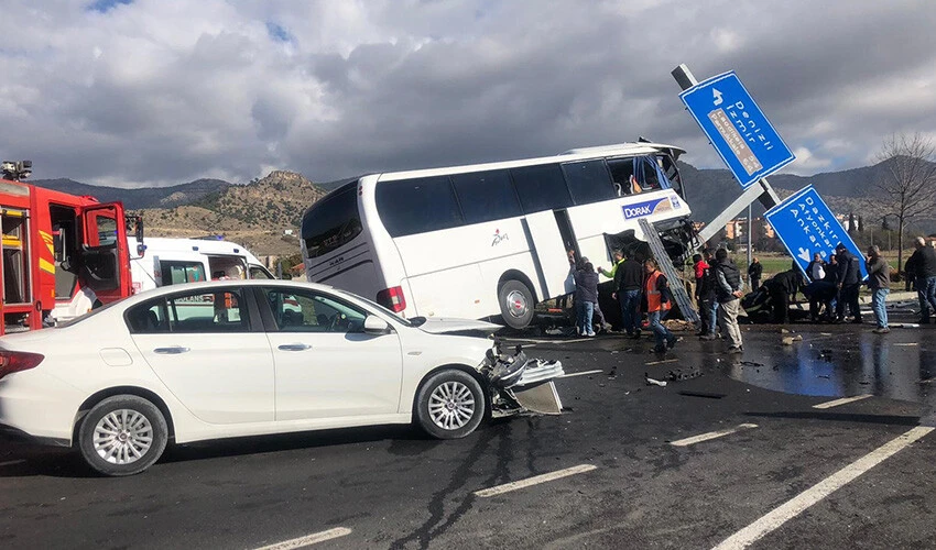 Turistleri taşıyan otobüs devrildi: Çok sayıda yaralı var