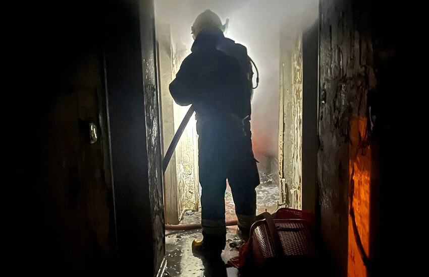 Elektrikli ısıtıcı devrildi, evde yangın çıktı: 3 <a href=