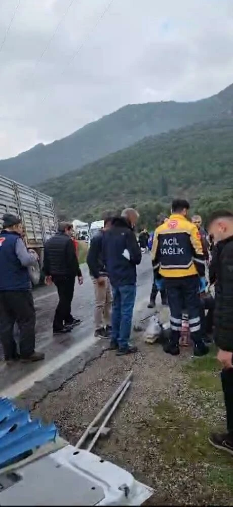 Yolcu minibüsü, tır ve hafif ticari araç birbirine girdi