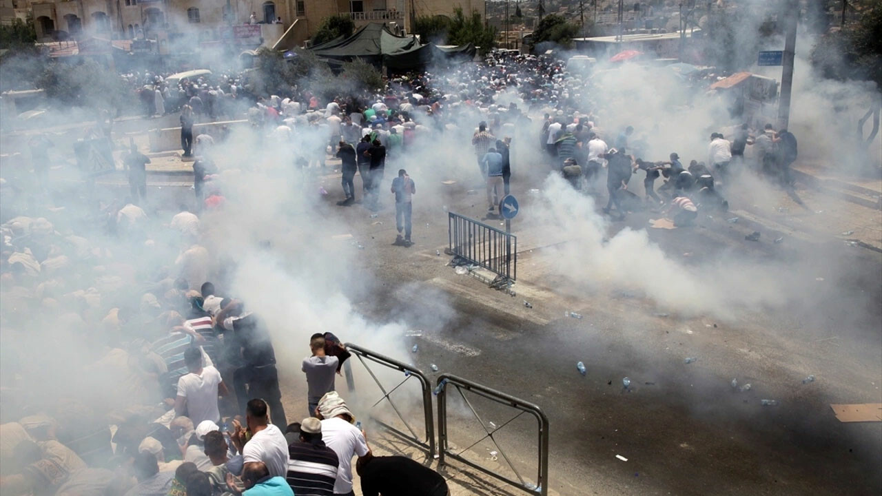 İsrail ordusu, Ofer Cezaevi önünde serbest bırakılacak esirleri bekleyen Filistinlilere gaz bombası attı