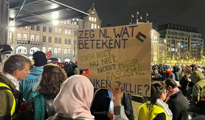 Hollanda'da sandıktan aşırı sağ çıktı, halk sokağa döküldü: Başörtümden elini çek