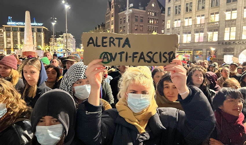 Hollanda'da sandıktan aşırı sağ çıktı, halk sokağa döküldü: Başörtümden elini çek