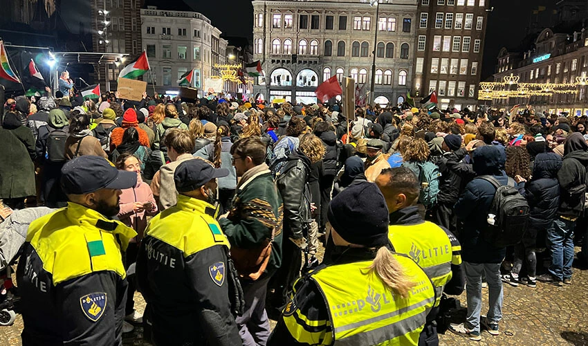 Hollanda'da sandıktan aşırı sağ çıktı, halk sokağa döküldü: Başörtümden elini çek