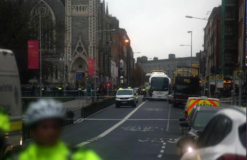 İrlanda yangın yeri: Halk sokağa indi, ortalık savaş alanına döndü