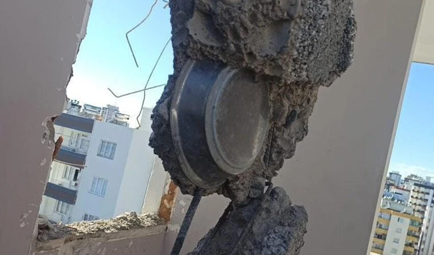 Ağır hasarlı binada şaşkına çeviren görüntü