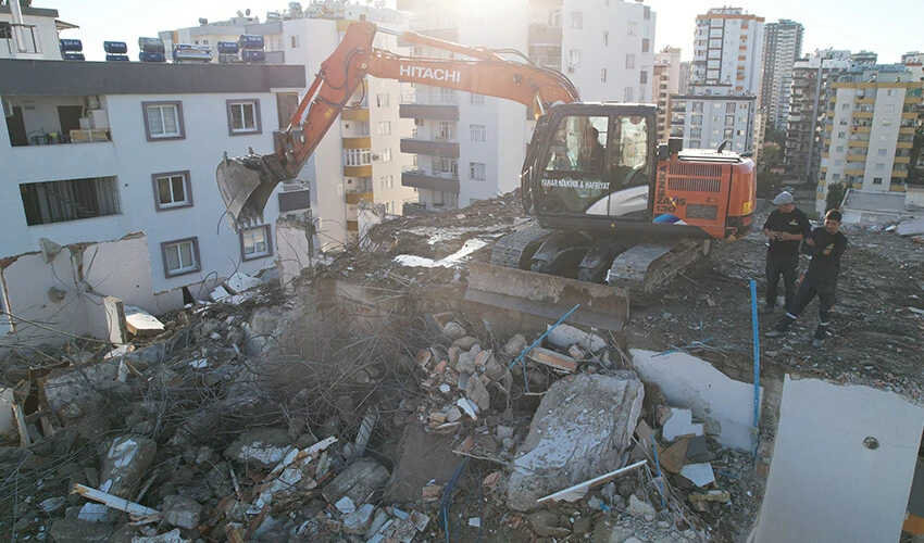 Ağır hasarlı binada şaşkına çeviren görüntü