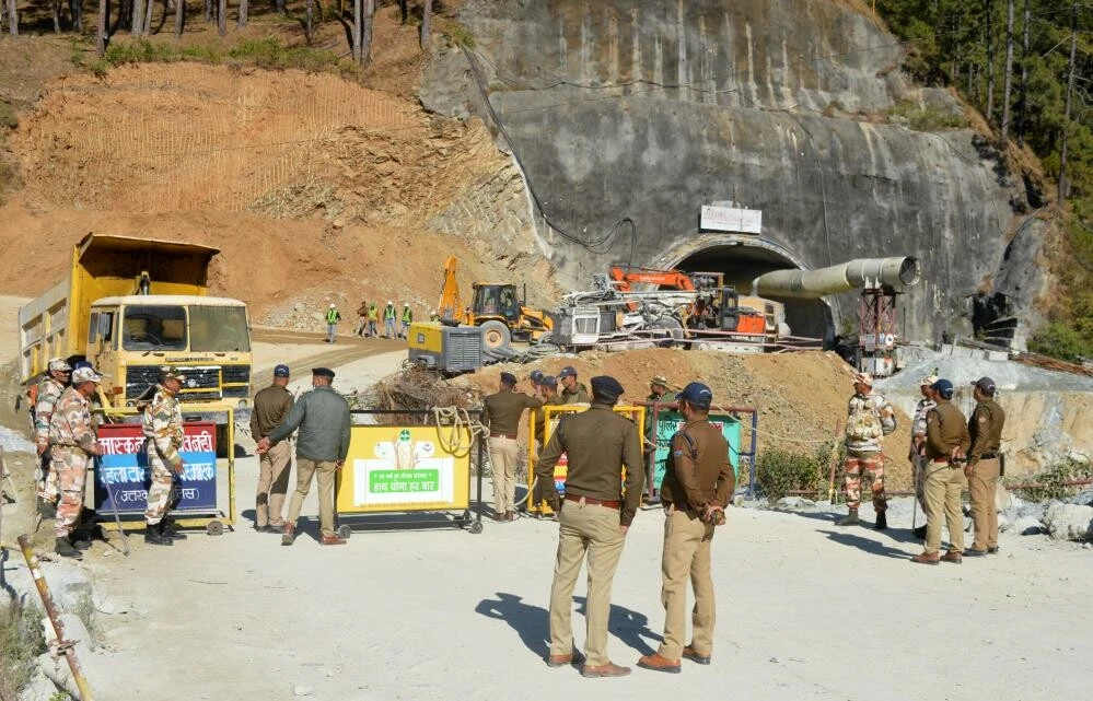 Çöken tünel 2 haftadır 41 işçiyi hapsetti: Makine bozuldu elle sondaj yapılacak