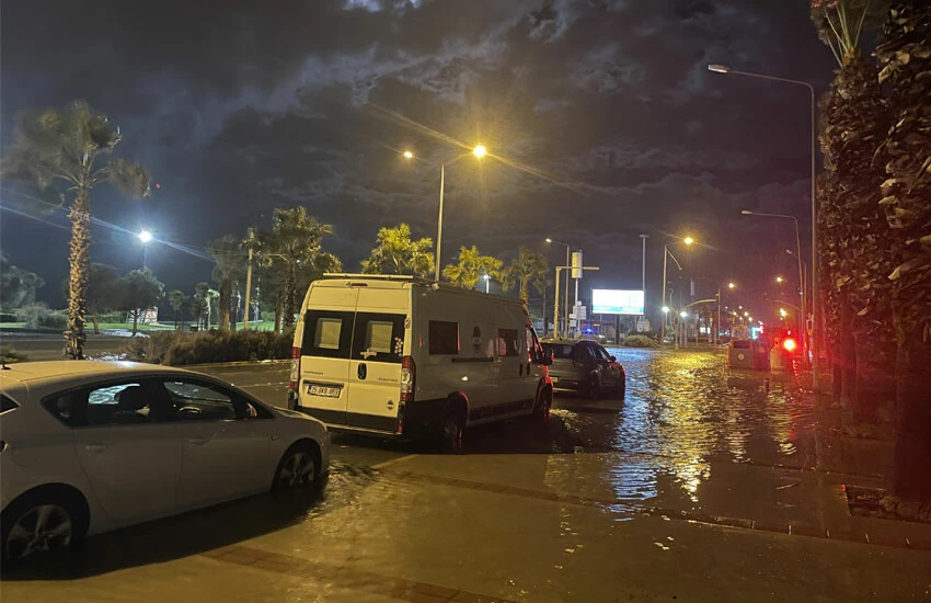 Deniz taştı İzmir'i su bastı