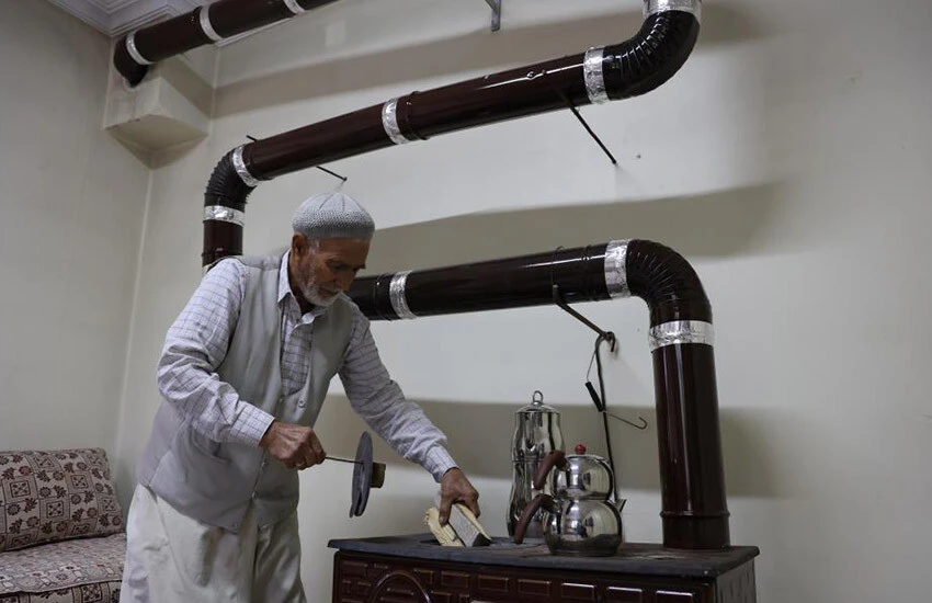 Gören herkes taklit ediyor! 700 liraya mal etti: Eşi üşümesin diye soba borularıyla ilginç önlem aldı