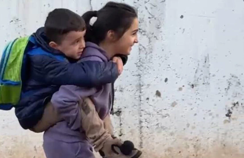 Ayağı çamur olmaması için kardeşini sırtında taşımıştı! Vefakar abla o günü anlattı