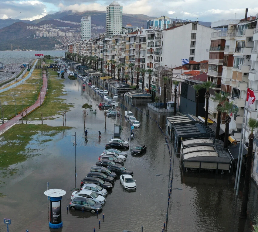 Su baskınlarının yaşandığı Gündoğdu Meydanı ve Kordon'daki hasar havadan görüntülendi. Görüntülerde Deniz ile karanın birleştiği, deniz sularının metrelerce öteye taştığı anlar yer aldı.