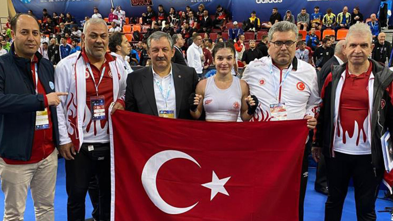 Türk sporcu Kick Boks Dünya Şampiyonası’nda İsrailli rakibini büyük farkla devirerek şampiyon oldu