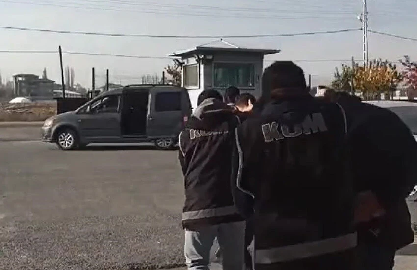 Iğdır'da tarihi eser operasyonu: Çok sayıda altın geçirildi