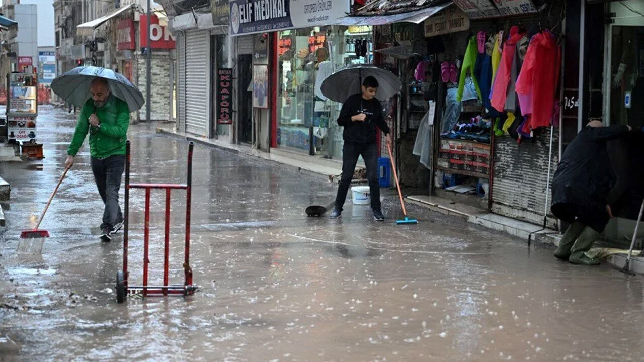 Tunç Soyer&#039;den İzmirlilere sağanak uyarısı: En hafif şekilde atlatalım