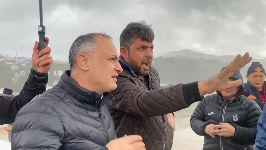 Dev dalgalar askerlerin olduğu konteynerleri vurdu: 2 asker yaralandı