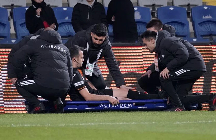 Başakşehir-Pendikspor maçında yardımcı hakem sakatlandı