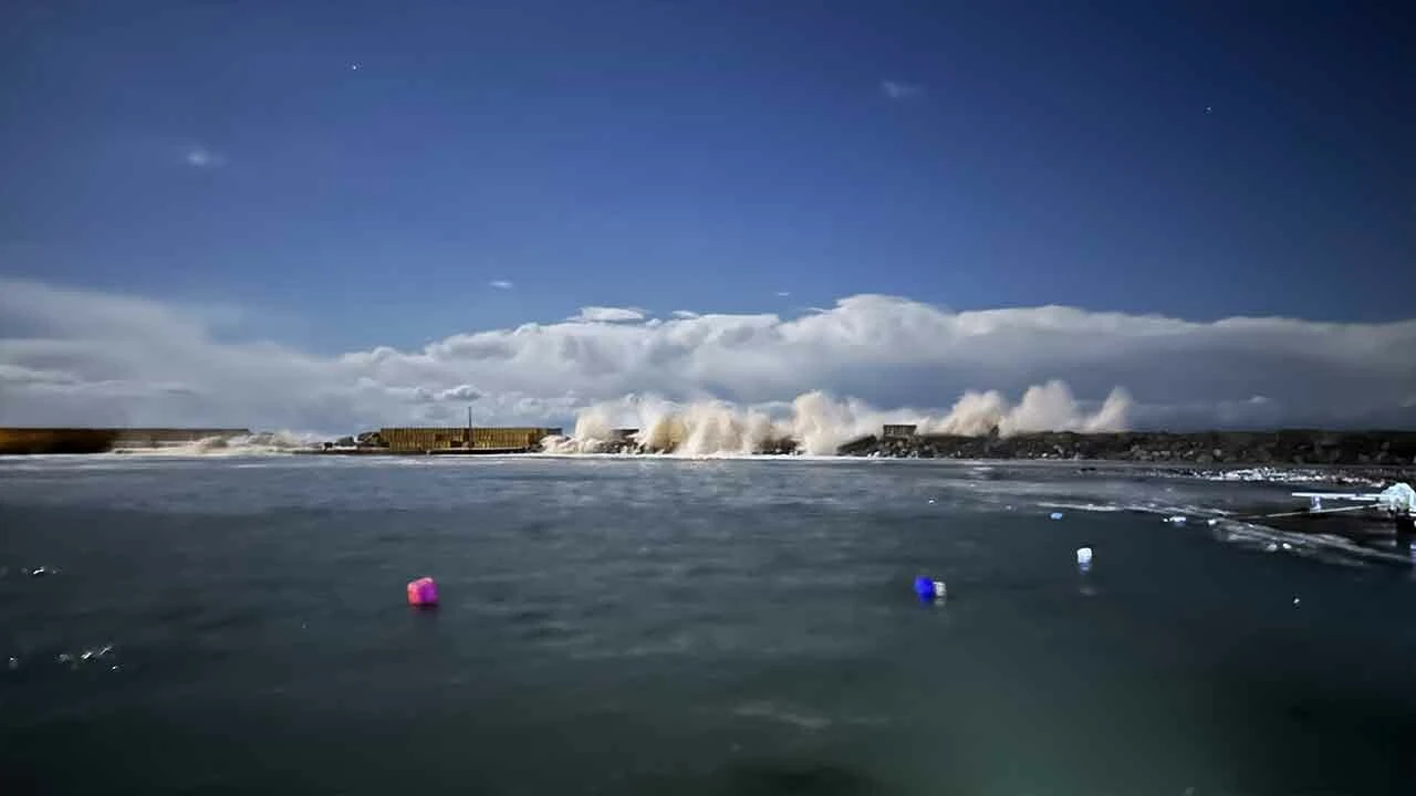 Kastamonu'da felaket... Deniz kara ile birleşti, yük gemisi karaya oturdu