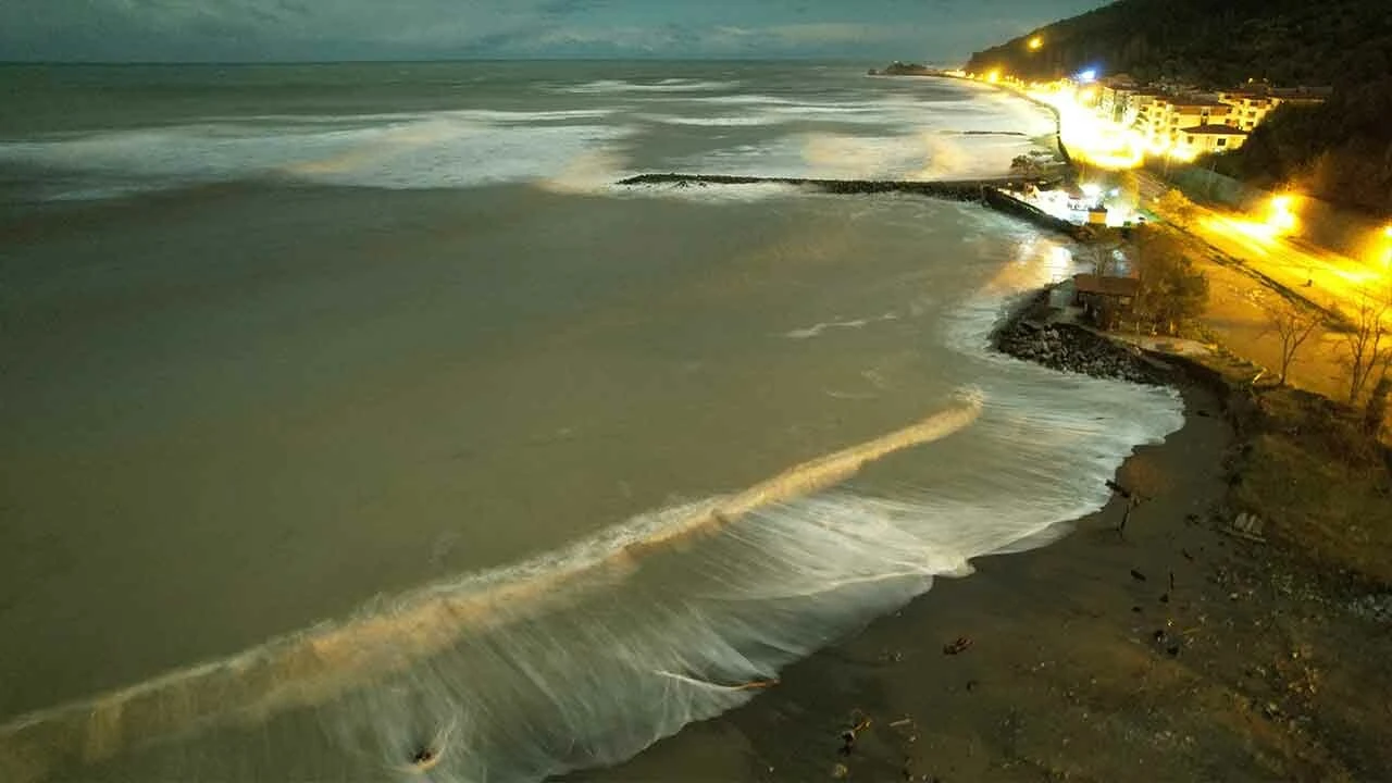 Kastamonu'da felaket... Deniz kara ile birleşti, yük gemisi karaya oturdu