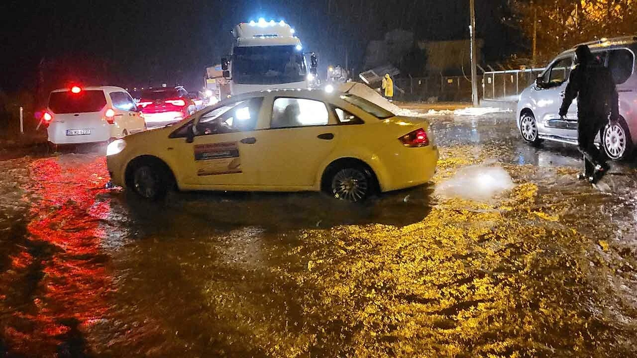 Kastamonu'da felaket... Deniz kara ile birleşti, yük gemisi karaya oturdu
