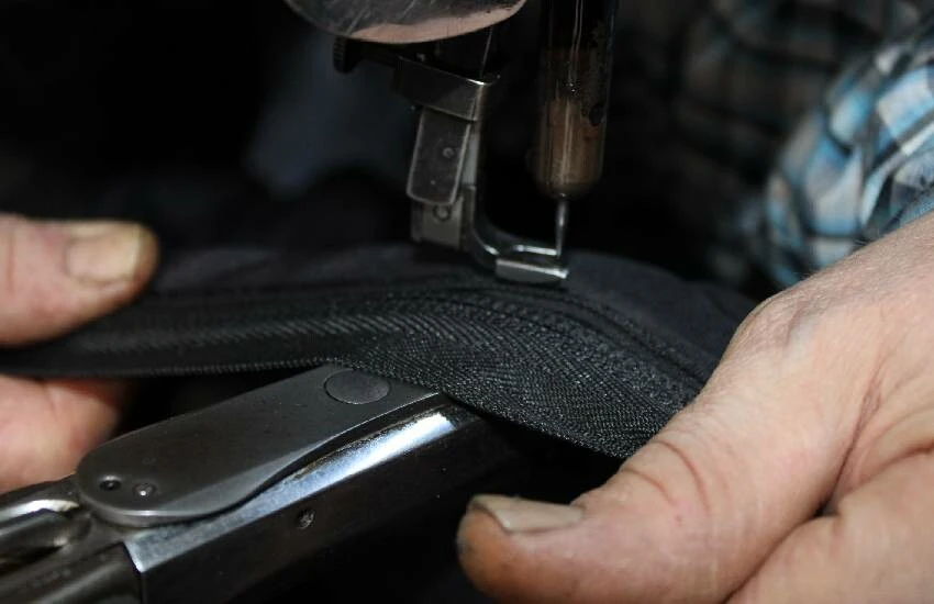 Fiyatlar uçtu, yenisini alma devri bitti! Çanta tamircileri tekrar kepenk açıyor