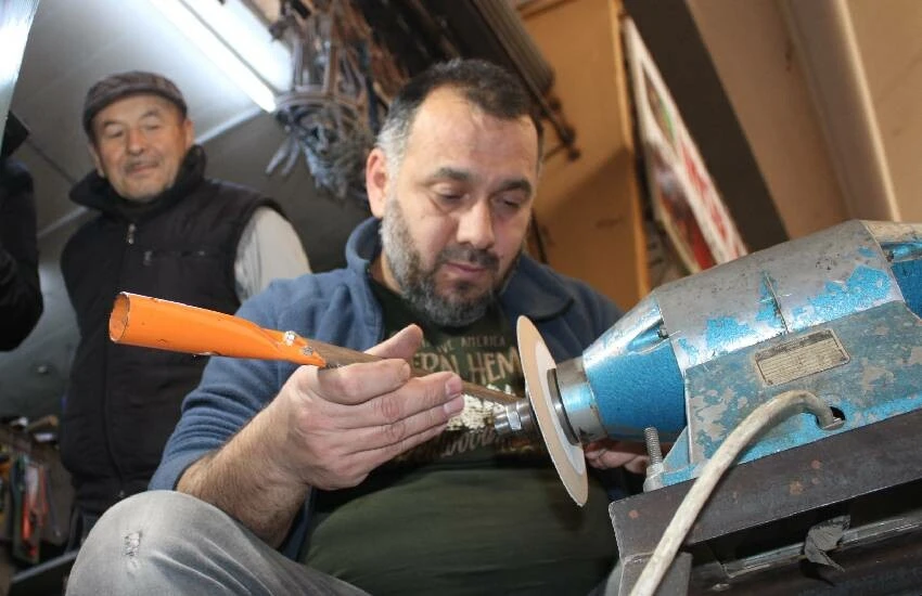 Zeytinde budama sezonuna erken giriş! Testereler piyasaya çıktı, bileyiciler bayram etti