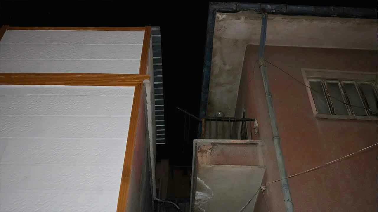 Husumetlisinden kaçarken canını hiçe saydı, çatıdan çatıya atlarken düştü