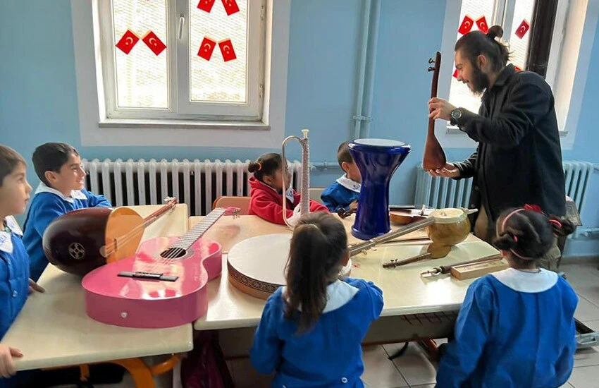 Müzik öğretmeni Mehmet Günay Eser, öğrencilerin sempatisini kazanıyor.