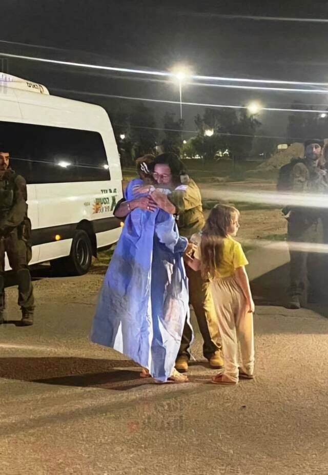 Özgürlüğüne kavuşan İsrailli anneden Hamas'a teşekkür mektubu: Kızım sayenizde kraliçe gibiydi