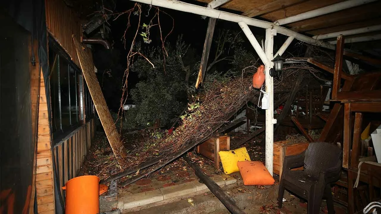 İstanbul, Sakarya, Bursa... Resmen fırtına koptu, ortalık savaş alanına döndü