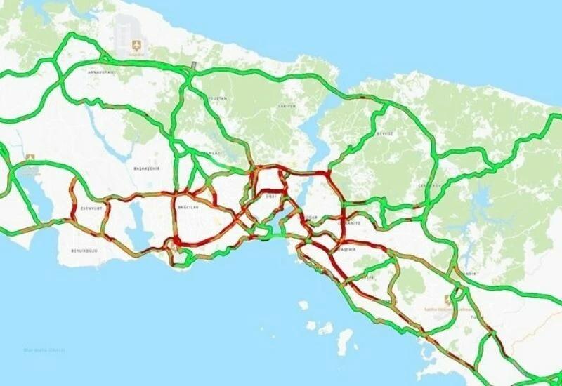 Yüzde 90'a ulaştı! İstanbul'da sağanak trafiği felç etti: Ulaşım durma noktasına geldi